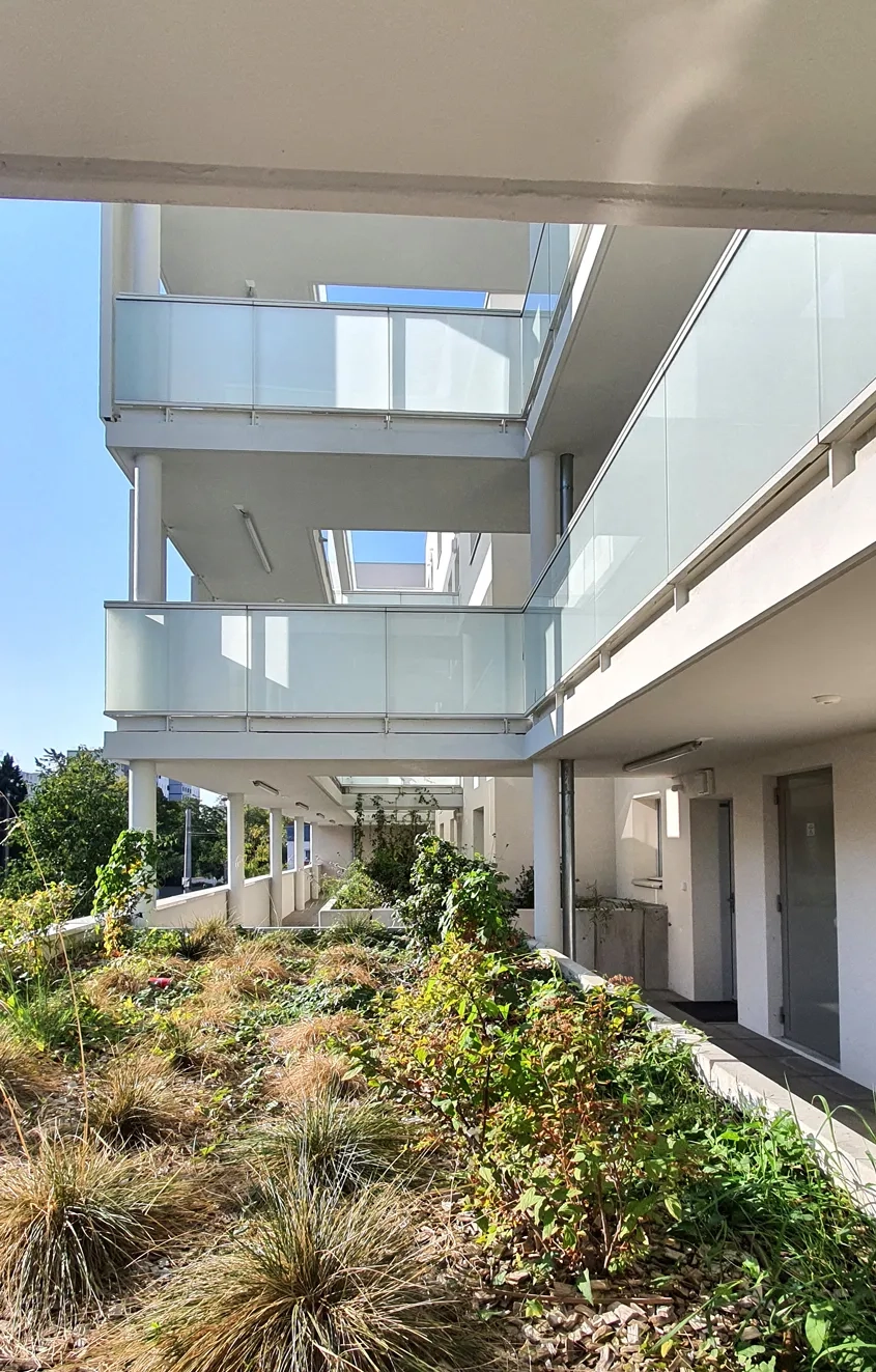 Les coursives sont mises à distance du volume bâti, pour éviter d’avoir des vues directes sur les logements. © Rue Royale Les coursives sont mises à distance du volume bâti, pour éviter d’avoir des vues directes sur les logements. © Rue Royale