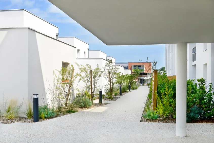 Sur le socle, l’espace commun entre l’immeuble collectif et les maisons en bande est aménagé comme un jardin suspendu. SPIRIT © Photo Aline Périer Sur le socle, l’espace commun entre l’immeuble collectif et les maisons en bande est aménagé comme un jardin suspendu. SPIRIT © Photo Aline Périer