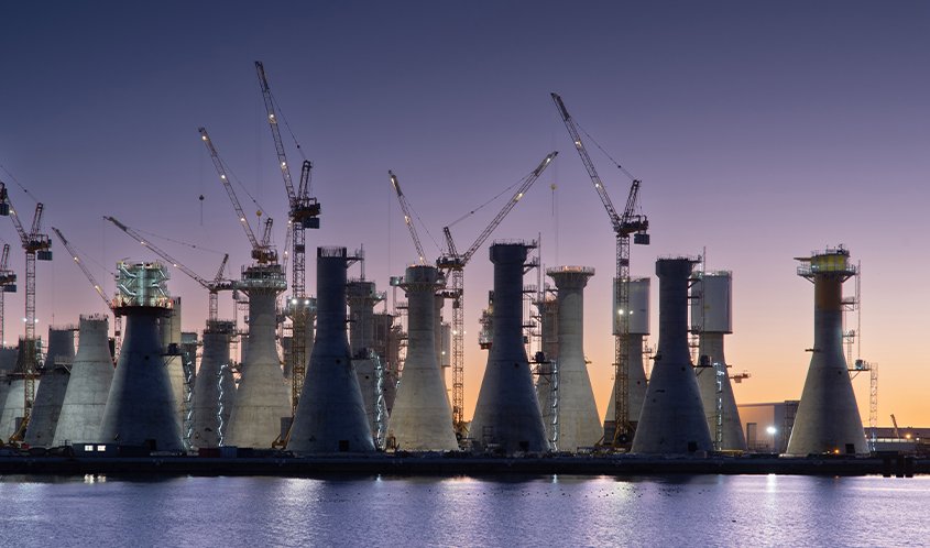 Les 71 fondations gravitaires ont été érigées en parallèle sur un quai du grand port maritime du Havre. 