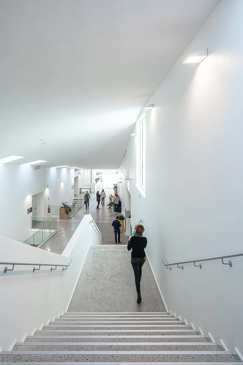 Vue d’ensemble sur la circulation-atrium depuis l’escalier d’accès au 1er étage.