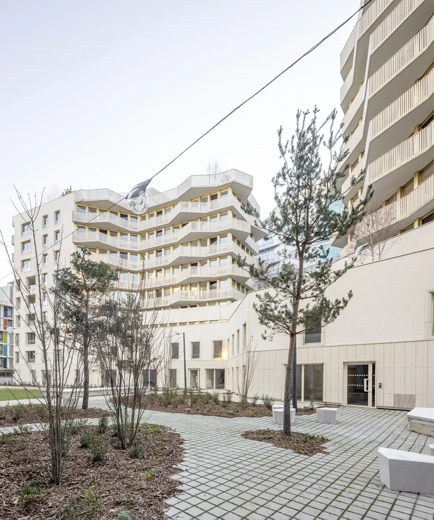 Au cœur du site, plus elle poussera, plus la végétation aura la part belle dans sa partition avec l’architecture, contrastant avec la régularité des percements des façades extérieures qui signe l'image urbaine de l’îlot.