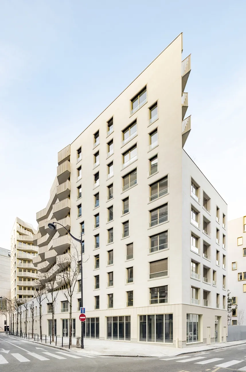 Tête de pont à l’angle de rue, où des commerces sont prévus en rez-de-chaussée.