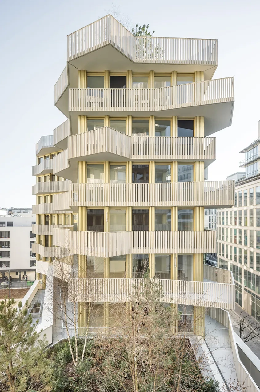 En accord avec la géométrie née des règles définies par les urbanistes de l’îlot, l’émergence des dalles en béton crée une grande diversité dans les prolongements extérieurs offerts aux logements.