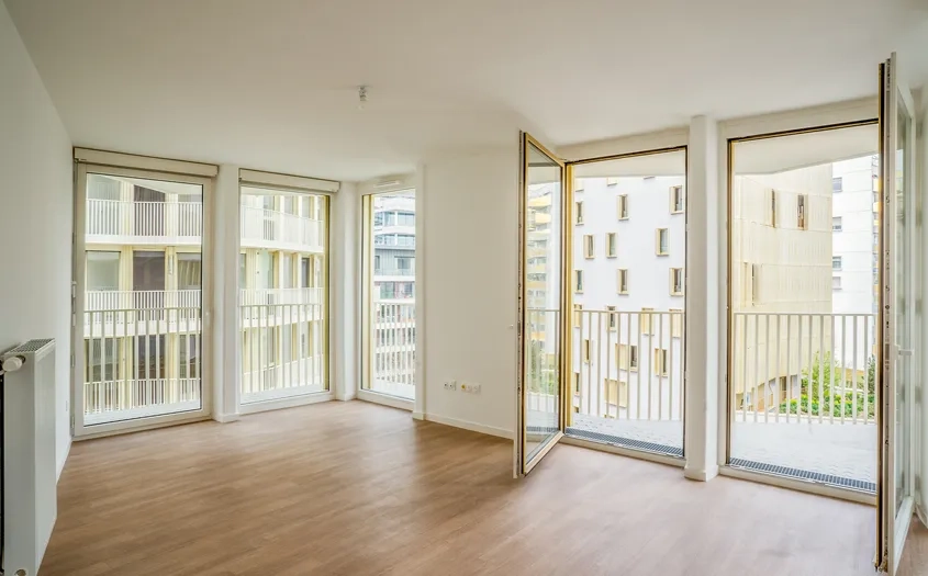 À l’intérieur de ces appartements largement vitrés, les habitants profitent de la lumière et des vues.