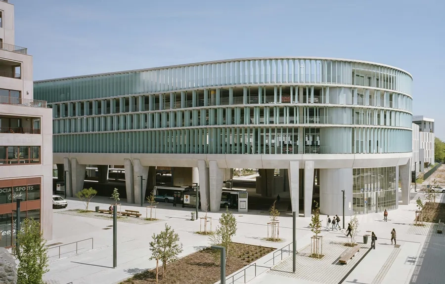 Le pôle multimodal superpose deux programmes clairement identifiés en façade : une gare de bus en rez-de-chaussée et un parking dans les étages.