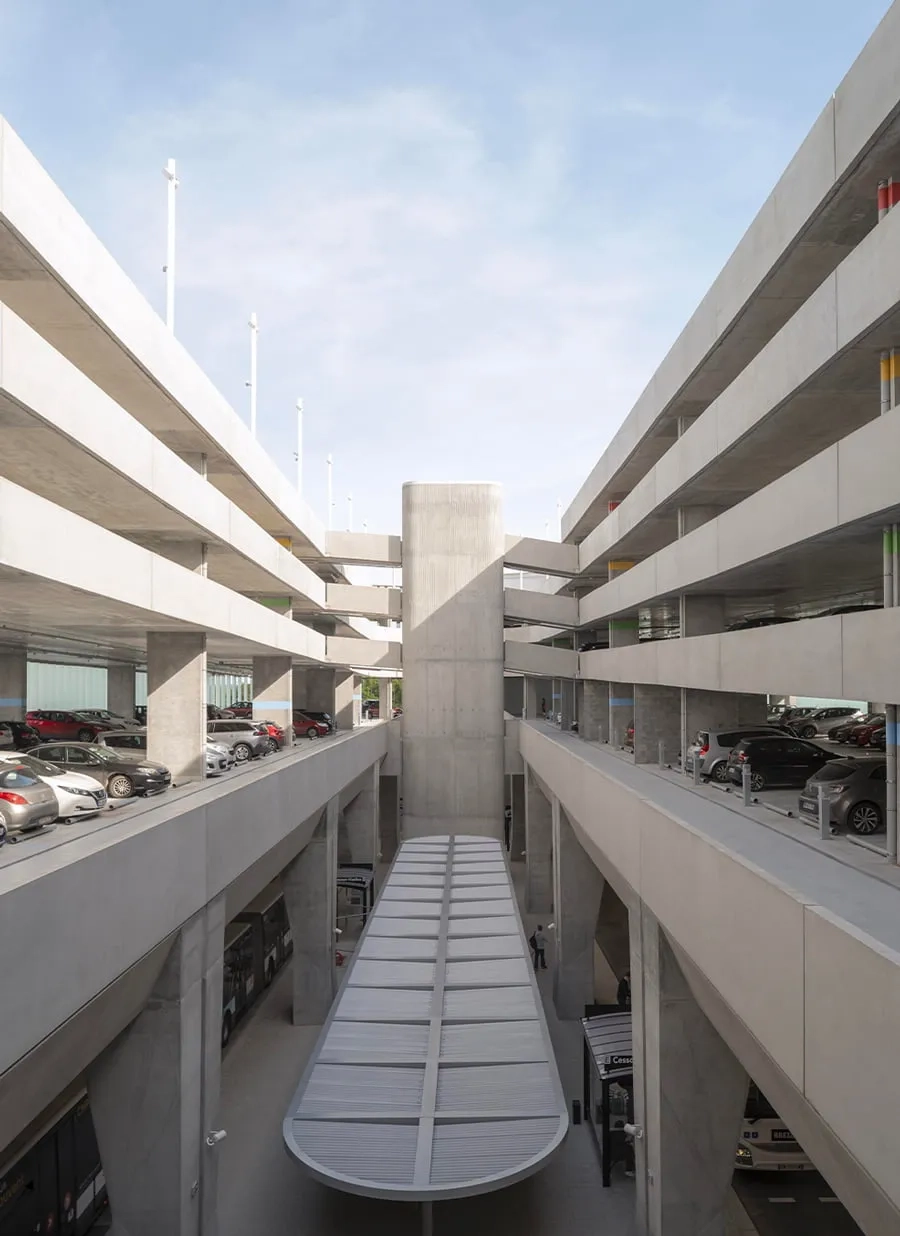 Le plan du bâtiment, structuré autour d’un vide central, favorise l’aération des parkings et diffuse la lumière naturelle jusque dans les moindres recoins.