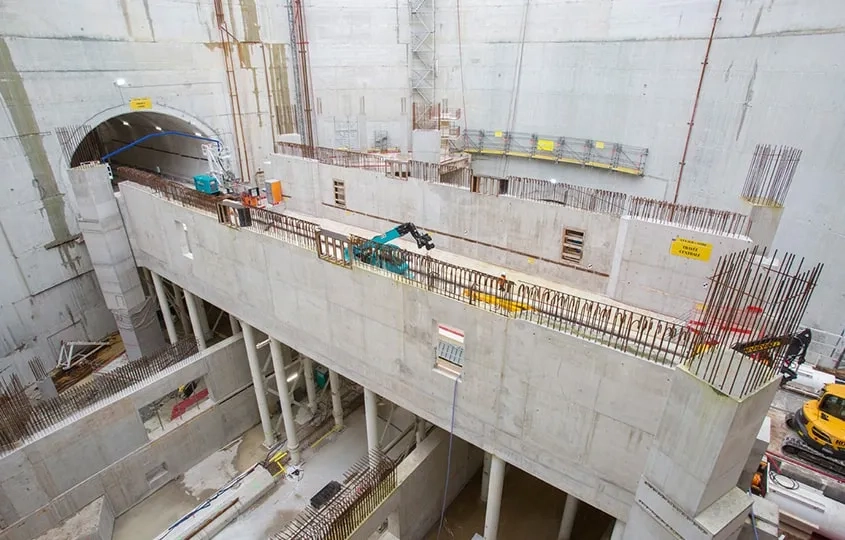 Le pont provisoire situé dans l’axe de la ligne 14 a permis de couler le hourdis inférieur du pont-cadre définitif.