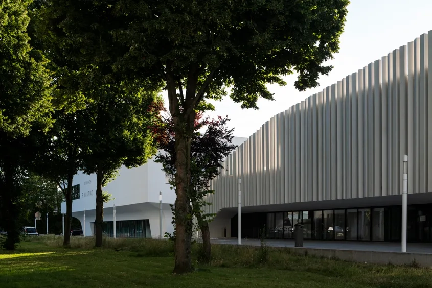 Gymnase et MSP – Implantés en alignement, les deux équipements sont bordés par un parvis public piétonnier qui permet de traverser la parcelle de rue à rue.