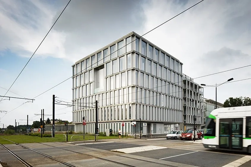 Le cube translucide du pôle tertiaire est la figure de proue du projet.