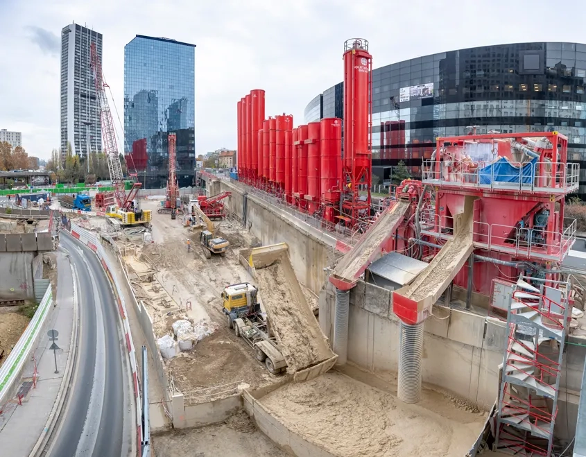 Le chantier de réalisation des fondations de la tour Hekla était soumis à d’importantes contraintes, liées à la configuration particulière de la Défense. La parcelle sur laquelle est réalisé le projet, dans le quartier de la Rose de Cherbourg, présente une superficie de 2500 m2 – soit à peine davantage que celle de la tour – délimitée par trois axes routiers importants : le boulevard circulaire, l’avenue du Général de Gaulle et la route de Demi-Lune. Sur cette emprise contrainte, les circuits logistiques et les phasages de chantier devaient être mûrement préparés et conçus en amont, aucun stock ne pouvant être établi sur place.