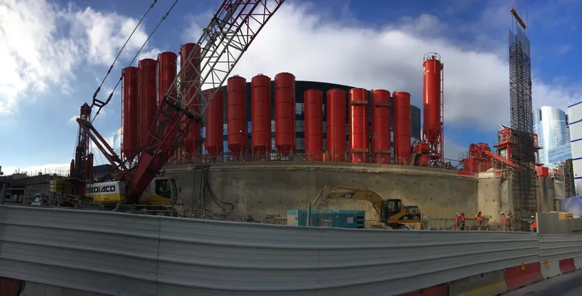 Après l’équipement de la tranchée avec la cage d'armature, des tubes plongeurs sont installés pour permettre le bétonnage en continu et sans interruption depuis le fond de la tranchée. Grâce à ces tubes, le béton se substitue au fluide d'excavation.