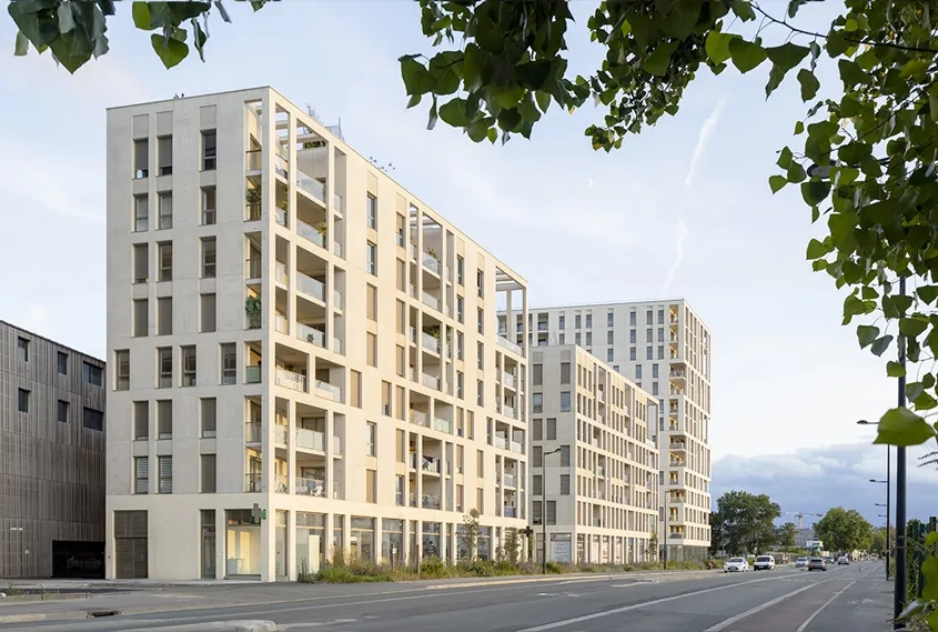 Les trois bâtiments de la résidence créent une séquence urbaine homogène.
