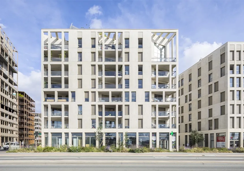 Chaque façade exprime un mode d’habiter, ici les loggias prolongent le séjour.
