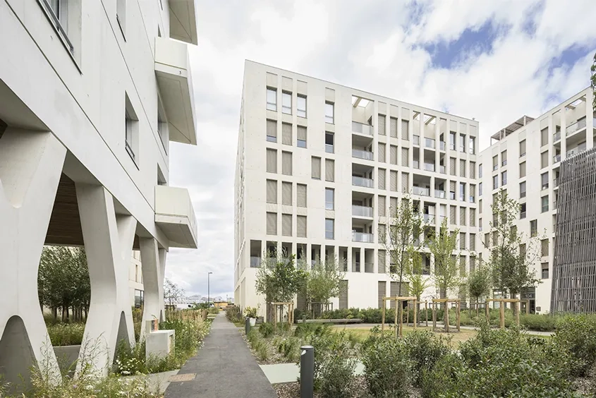 La compacité des constructions dégage de la surface en cœur d’îlot convertie en jardin.
