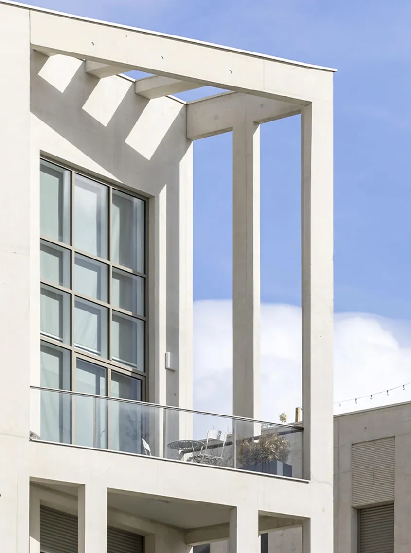 Le regroupement des deux derniers étages intègre des duplex contribuant à l’élancement des bâtiments.