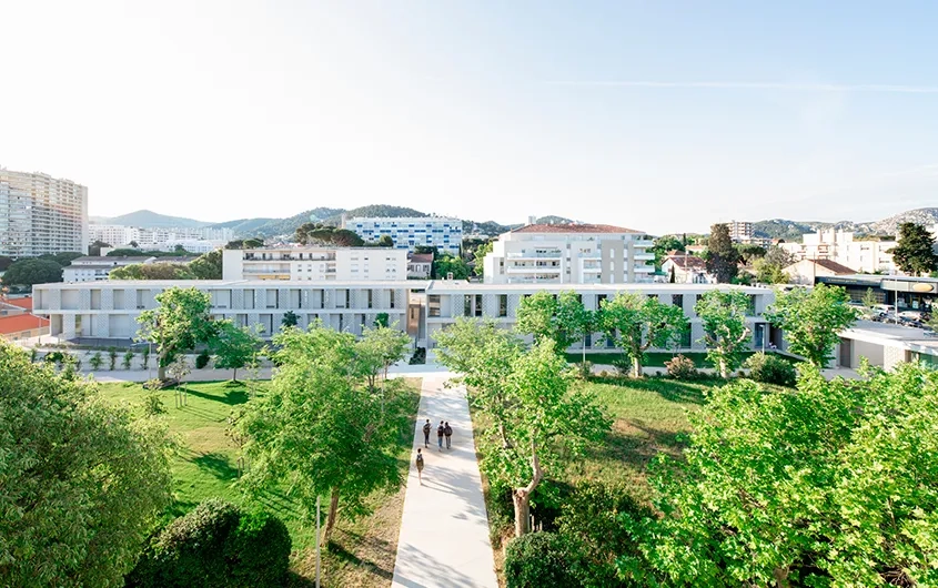 Existant depuis un siècle et demi, l’institution Sainte-Trinité constitue une cité scolaire de 900 élèves allant de la maternelle au lycée.