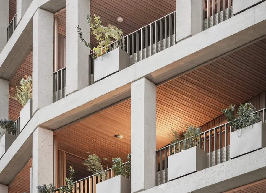 Chaque terrasse couverte est agrémentée de bacs plantés participant à la végétalisation de la façade.