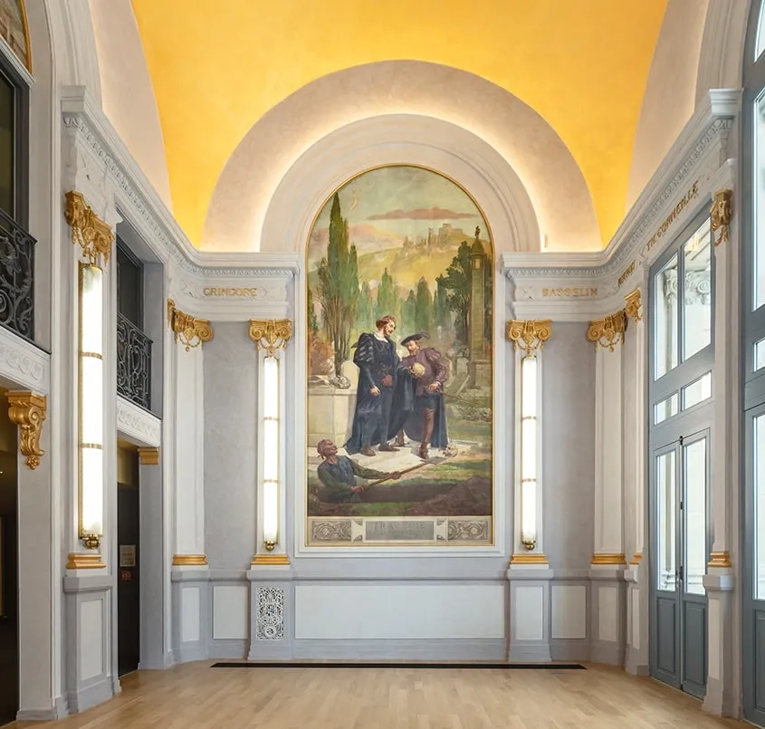 Dans le foyer historique, deux tableaux d’origine de Charles Denet ont été restaurés.