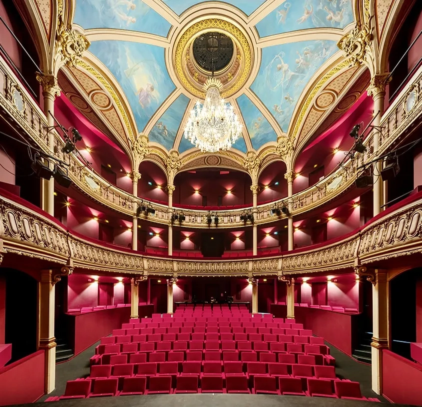 La salle historique restaurée et adaptée aux attentes techniques d’un théâtre contemporain.
