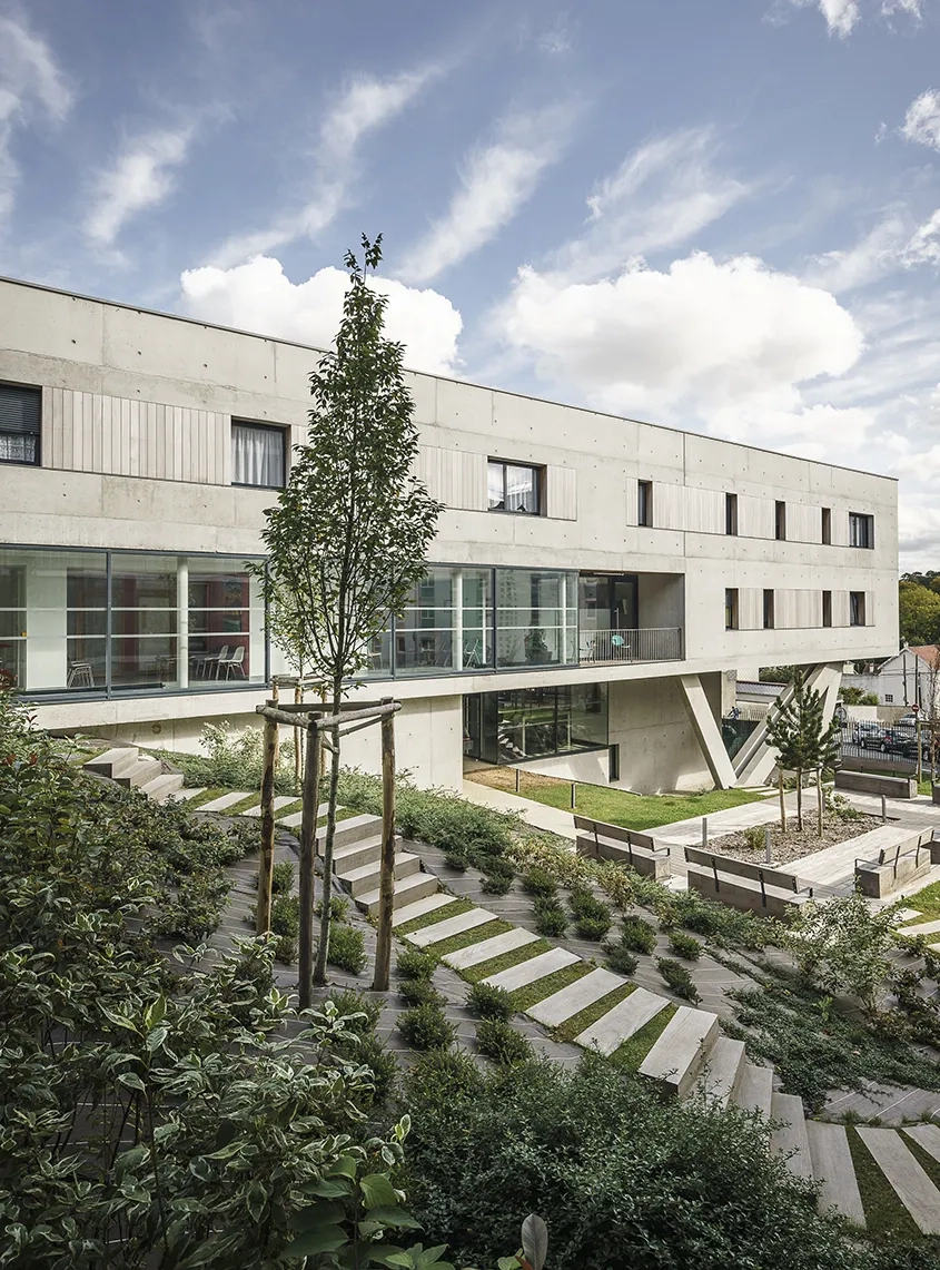 Façade ouest côté jardin. La simplicité formelle apparente du bâtiment contraste avec le terrain accidenté sur lequel il se déploie.