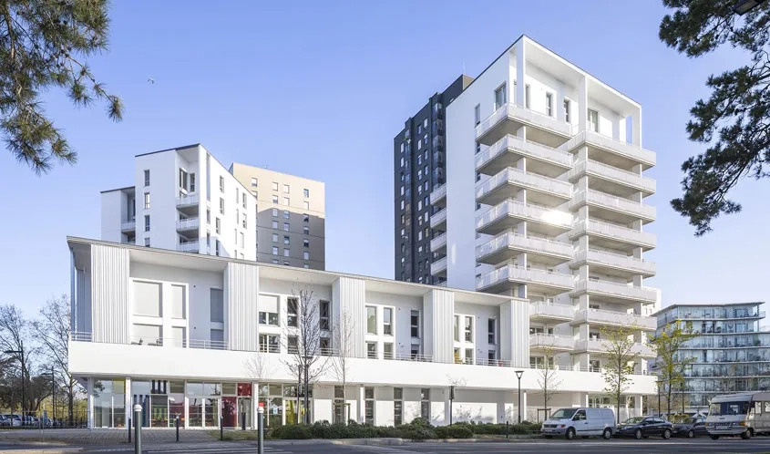 Volume horizontal et volume vertical composent le front urbain de l’ensemble architectural sur le boulevard de Sarrebruck.