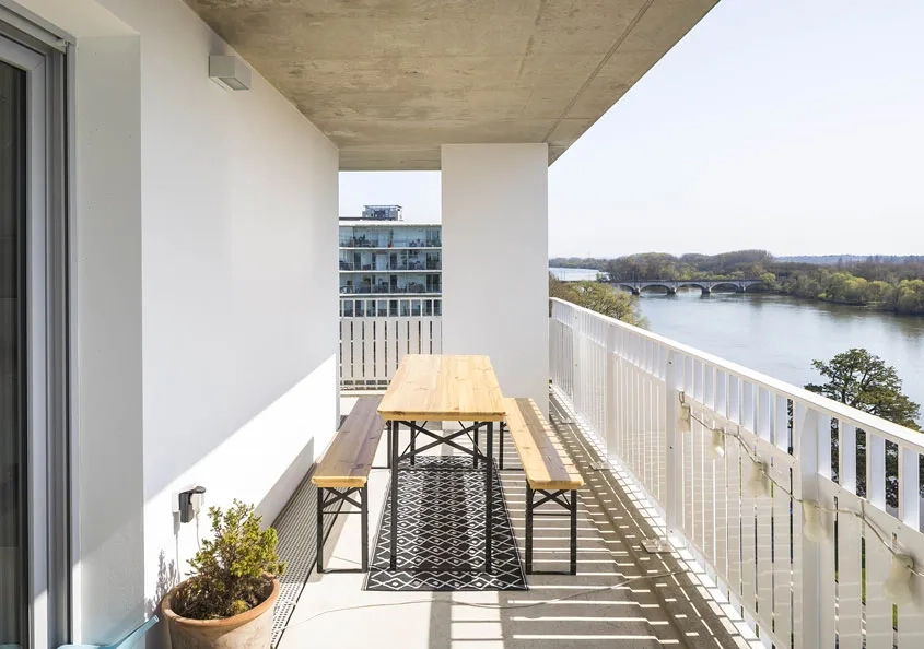 Les grands balcons offrent des généreux prolongements extérieurs ainsi que de belles vues sur la Loire et le paysage lointain.