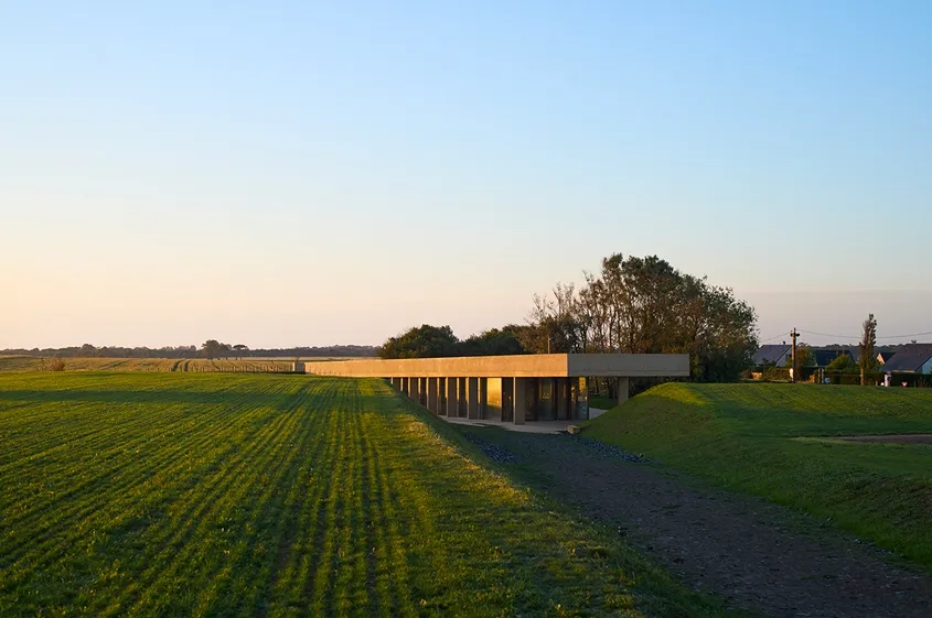 Le nouveau pavillon s’installe avec légèreté dans l’épaisseur du site.