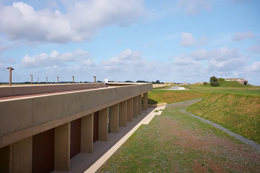 Le belvédère s’élance vers l’ouest, indiquant le chemin vers la première casemate.