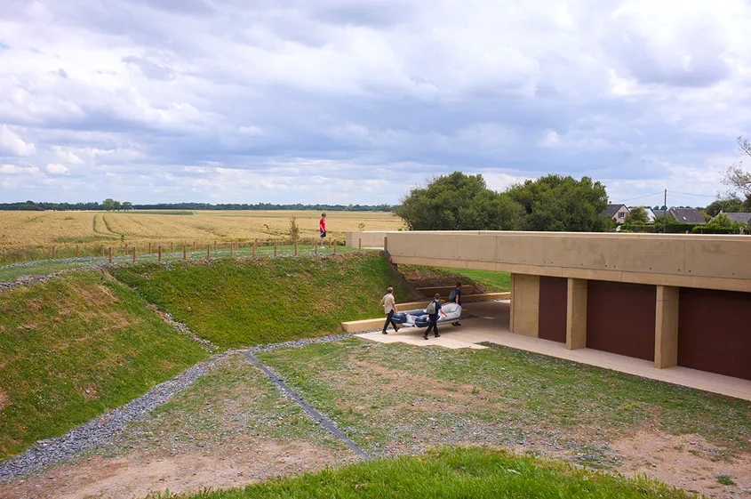 L’accès à la toiture-terrasse s’effectue directement depuis le talus à l’angle sud-est.
