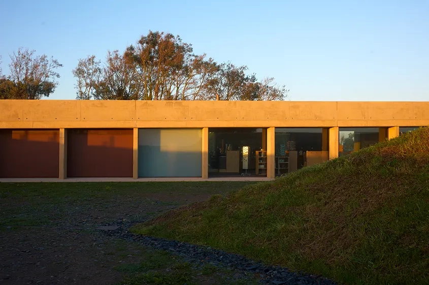 La façade nord est rythmée par les poteaux-lames en béton dont la finesse de la tranche contraste avec l’épaisseur de la dalle qu’ils soutiennent.