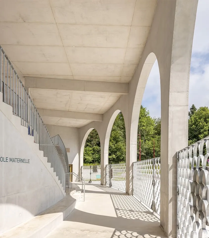 À partir du porche d’entrée, les escaliers mènent directement à la cour haute.