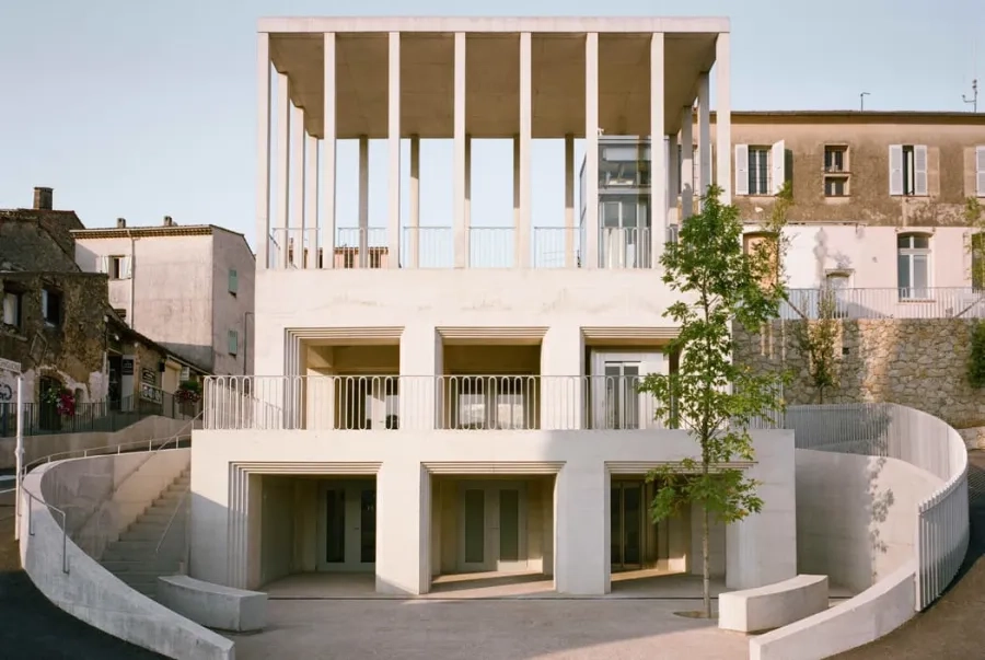 Réinterprétant la superposition des ordres, le bâtiment assure une subtile transition entre le tellurique et le céleste.