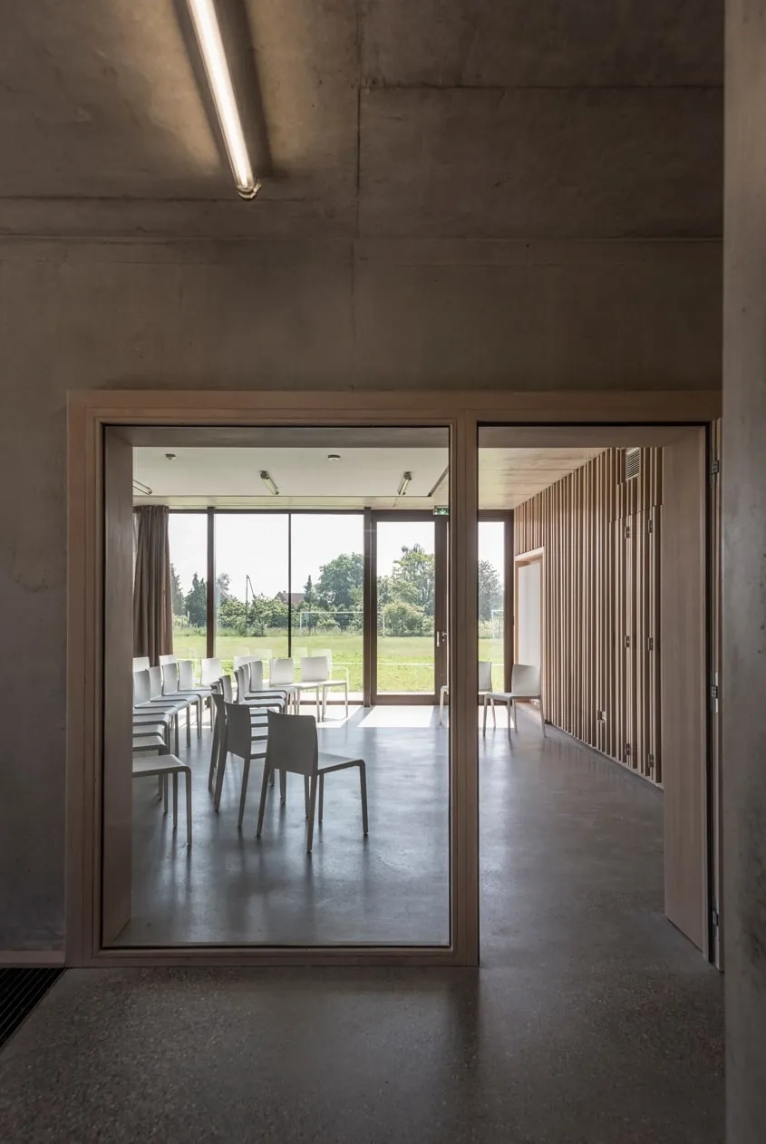 Le béton poli au sol, le béton brut lasuré aux murs et plafonds, le bois, le verre qualifient l’ambiance des espaces intérieurs.