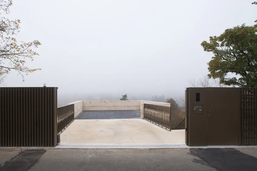 La maison neuve se fond dans la pente du terrain et n’est pas visible depuis la rue.