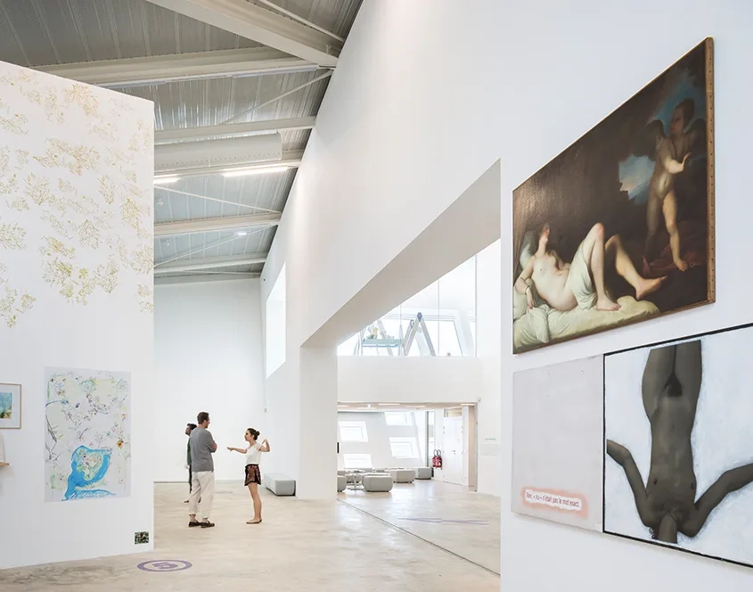 Le plateau d’exposition du Frac dont les espaces sont différenciés par les cimaises et l’abaissement progressif du plafond. Le plateau d’exposition du Frac dont les espaces sont différenciés par les cimaises et l’abaissement progressif du plafond.