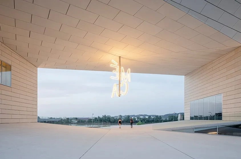 La chambre haute offre un espace intermédiaire suspendu entre fleuve et ville, en lien sonore et visuel avec l’intérieur du bâtiment. La chambre haute offre un espace intermédiaire suspendu entre fleuve et ville, en lien sonore et visuel avec l’intérieur du bâtiment.