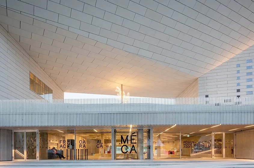 Dans le socle biseauté, l’accès au hall d’entrée. Dans le socle biseauté, l’accès au hall d’entrée.