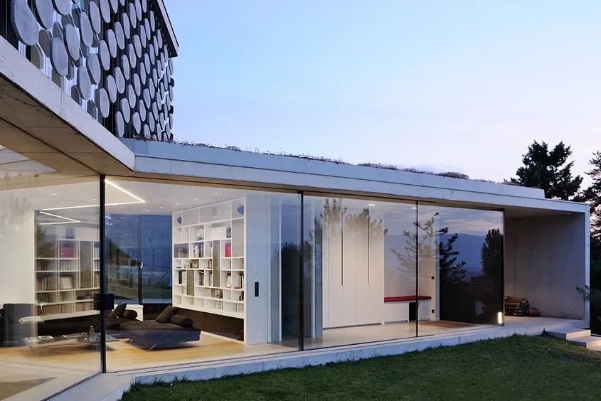 De généreuses baies vitrées ouvrent la maison sur les jardins et les vues lointaines.