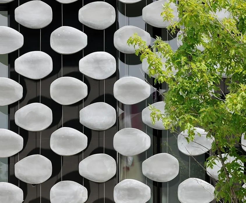 À l’étage, un moucharabieh contemporain, composé de pièces en béton fibré à ultra hautes performances (BFUP), protège l’intimité des espaces privés et réduit l’impact solaire sur les grands vitrages.