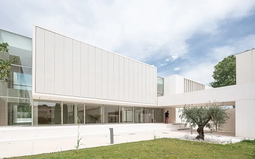 En continuité mais autonome, le nouveau bâtiment possède un caractère qui lui est propre. Son écriture architecturale est à la fois contemporaine et intemporelle.