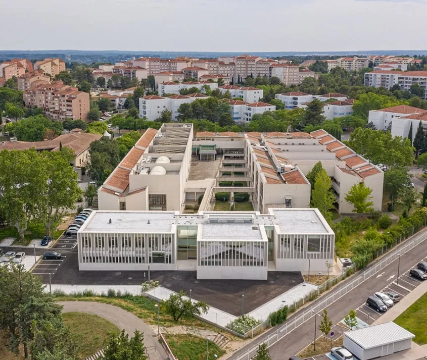 L’extension s’intègre dans l’ensemble bâti en refermant la composition initiale. Elle transforme le jardin d’origine en espace clos et protégé à l’image des patios méditerranéens.