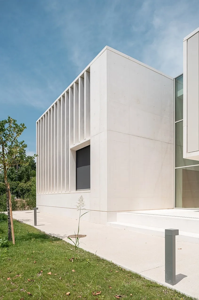 De belles masses en béton brut et blanc caractérisent le nouvel édifice.