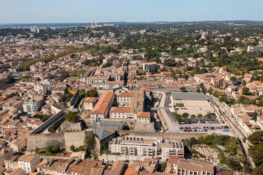 Vue aérienne qui permet de deviner l’emprise initiale du fort et son extension, au nord, dans laquelle prend place le pôle sportif universitaire.