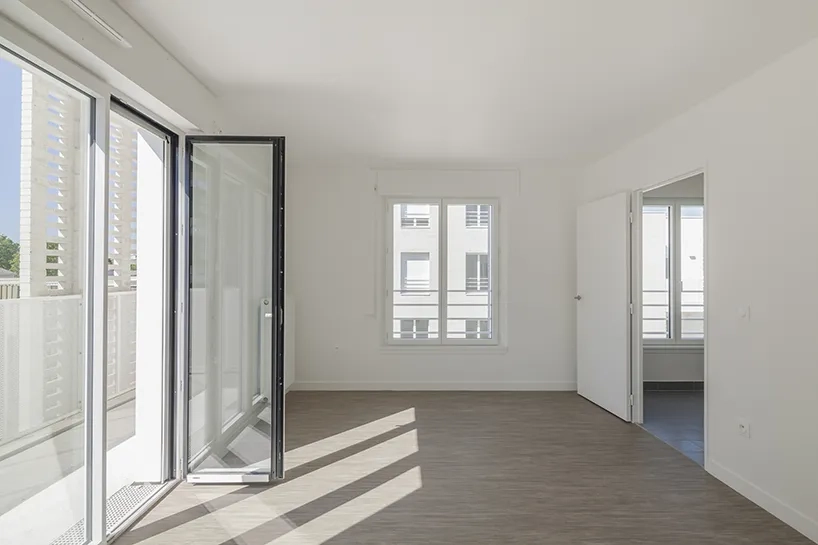 Séjour d’angle qui se prolonge par un balcon ; fermée, la cuisine est attenante.