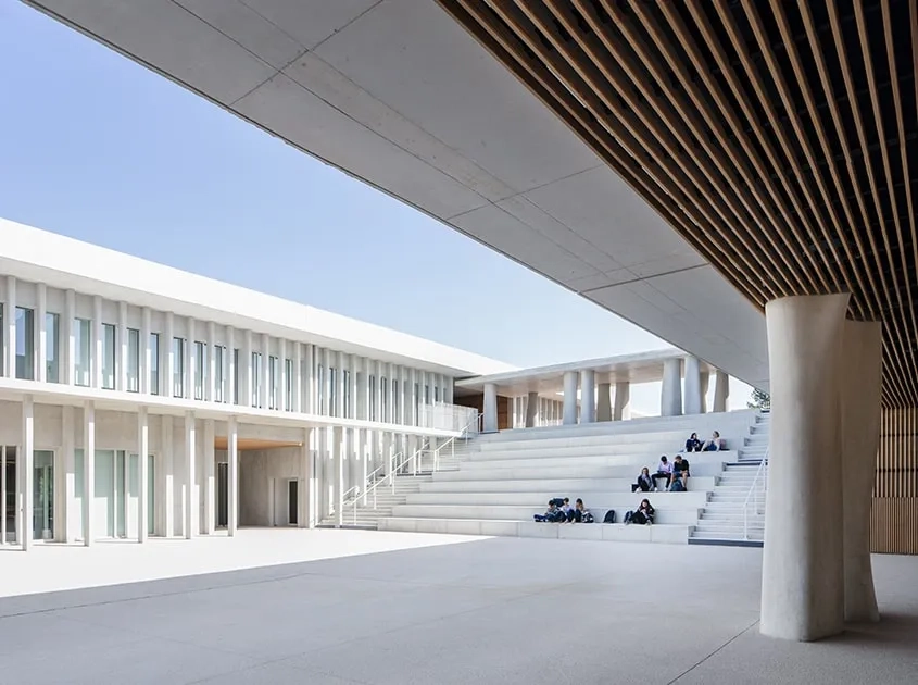 À l’opposé du hall, des emmarchements toute largeur constituent un amphithéâtre en plein air, comme une agora.