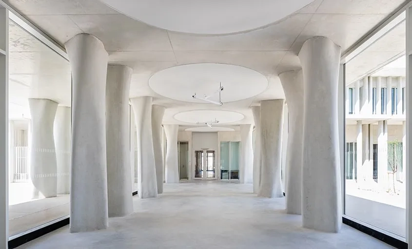 Le hall est marqué par de véritables « colonnes-arbres » aux formes plus libres et plus sensuelles que celles des portiques. Elles évoquent les formes organiques des troncs.
