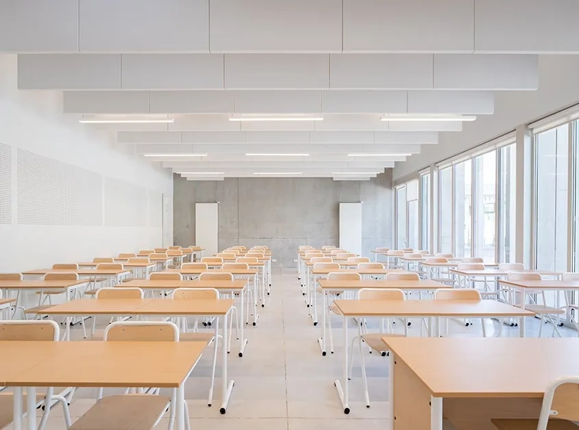 À l’intérieur, les salles de classe sont baignées de lumière.