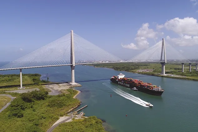 Avec une travée centrale de 530 m, le pont de l’Atlantique détient le record du monde de longueur pour un ouvrage haubané en béton. Avec une travée centrale de 530 m, le pont de l’Atlantique détient le record du monde de longueur pour un ouvrage haubané en béton.