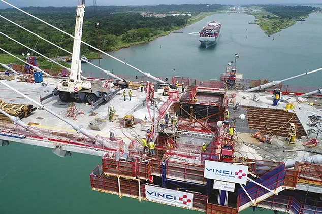 Le bétonnage de la zone de clavage permet de solidariser les deux fléaux du pont à haubans. Le bétonnage de la zone de clavage permet de solidariser les deux fléaux du pont à haubans.