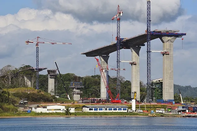 Pour éviter de multiplier les transports par barges à travers le canal, la quasi-totalité des éléments structurels sont coulés en place. Pour éviter de multiplier les transports par barges à travers le canal, la quasi-totalité des éléments structurels sont coulés en place.